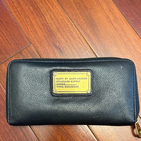 Marc by Marc Jacobs Black Wallet with Gold Plate - Picture 1 of 5